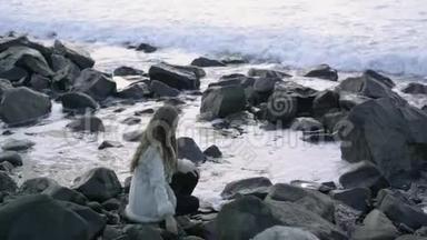 惊涛骇浪的海边的女摄影师拍照留念.. 游客摄影师拍摄<strong>海洋图片</strong>